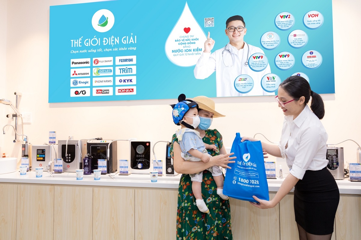 Khách hàng đến trung tâm trải nghiệm máy lọc nước điện giải ion kiềm Vũng Tàu