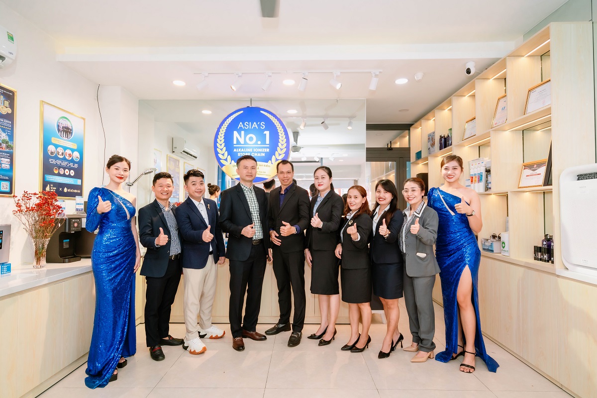 Tập thể nhân viên và lãnh đạo chụp hình trong ngày khai trương showroom quận 2 