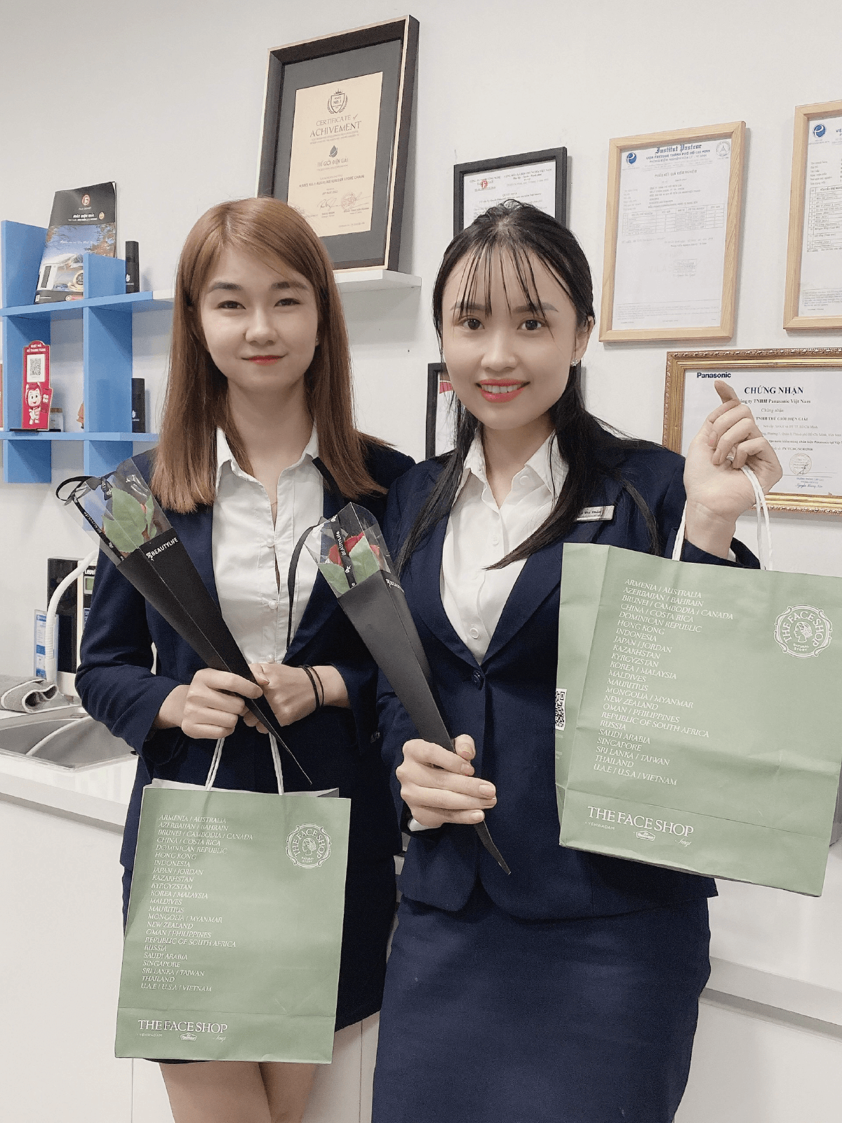 CBNV nữ Thế Giới Điện Giải rạng rỡ nhận quà dịp 20/10