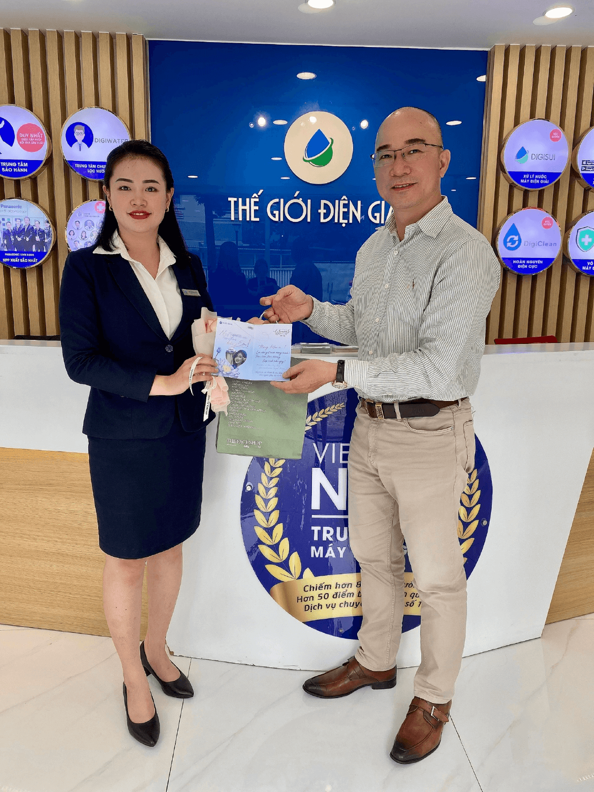 CBNV nữ Thế Giới Điện Giải rạng rỡ nhận quà dịp 20/10
