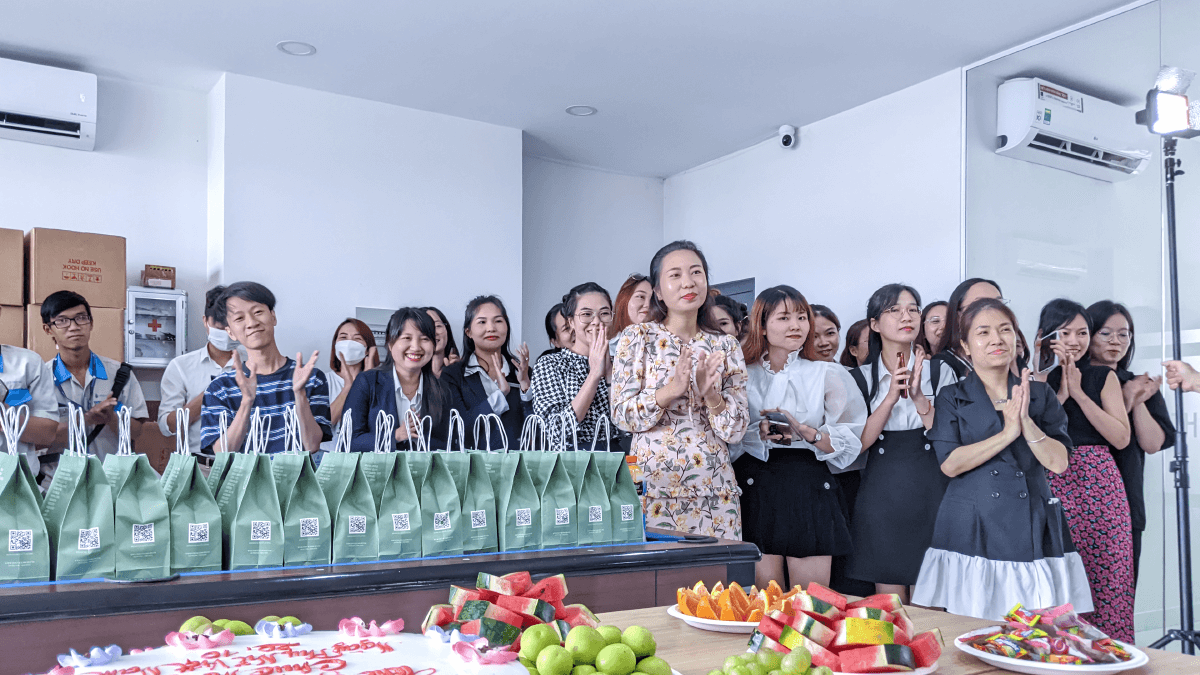 CBNV nữ Thế Giới Điện Giải rạng rỡ nhận quà dịp 20/10