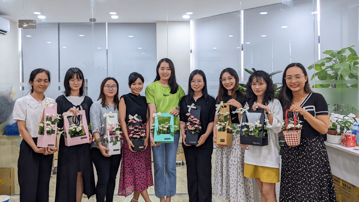 Tập thể CBNV nữ Thế Giới Điện Giải rạng rỡ trong ngày Phụ Nữ Việt Nam 20/10