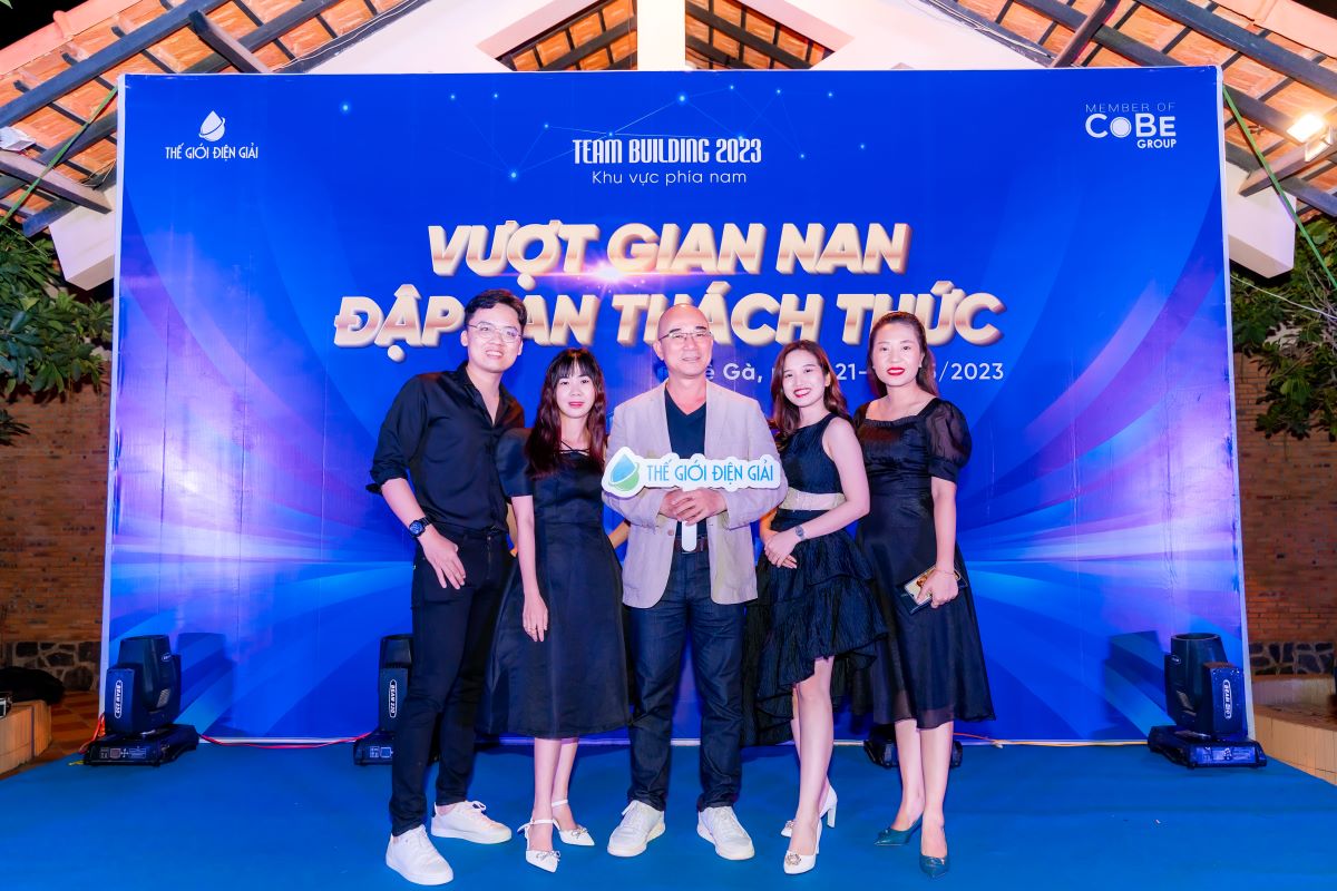 Tat-ca-thanh-vien-the-gioi-dien-giai-tu-hop-tai-dem-tiec-gala-dinner