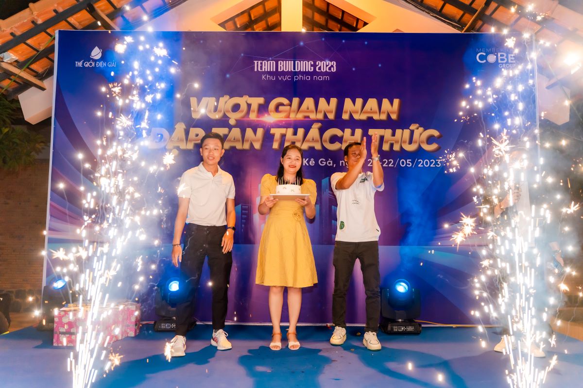 Tat-ca-thanh-vien-the-gioi-dien-giai-tu-hop-tai-dem-tiec-gala-dinner