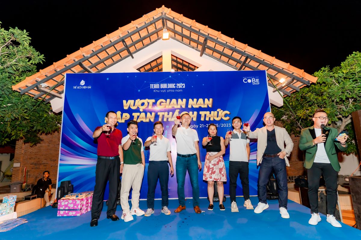 Tat-ca-thanh-vien-the-gioi-dien-giai-tu-hop-tai-dem-tiec-gala-dinner