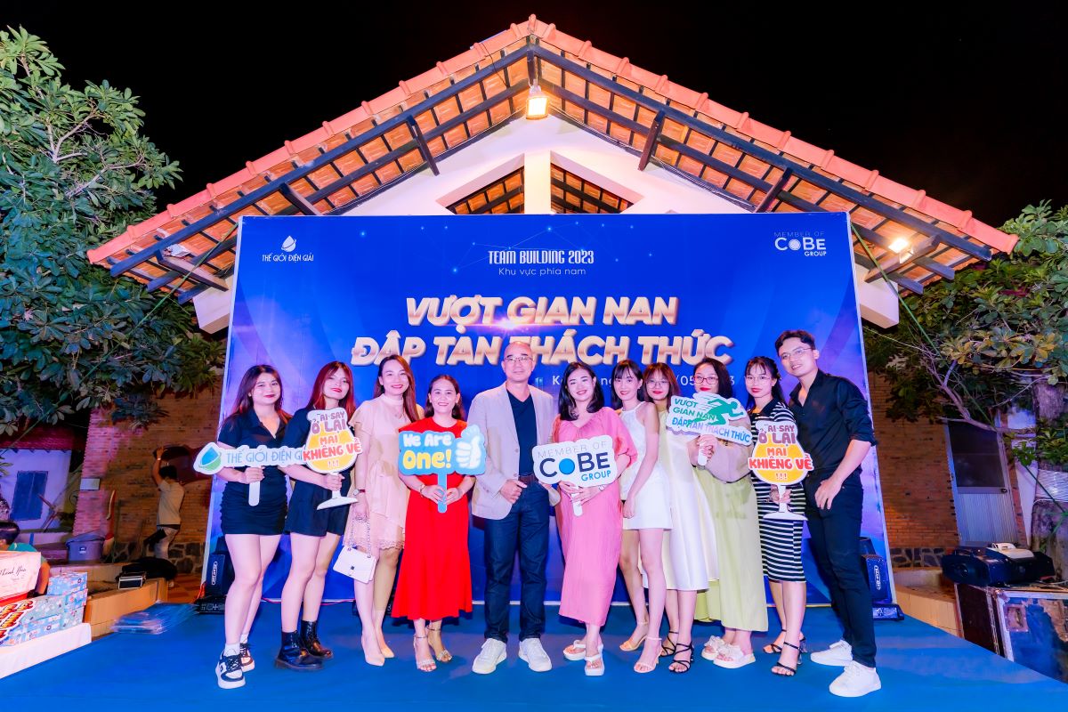 Tat-ca-thanh-vien-the-gioi-dien-giai-tu-hop-tai-dem-tiec-gala-dinner