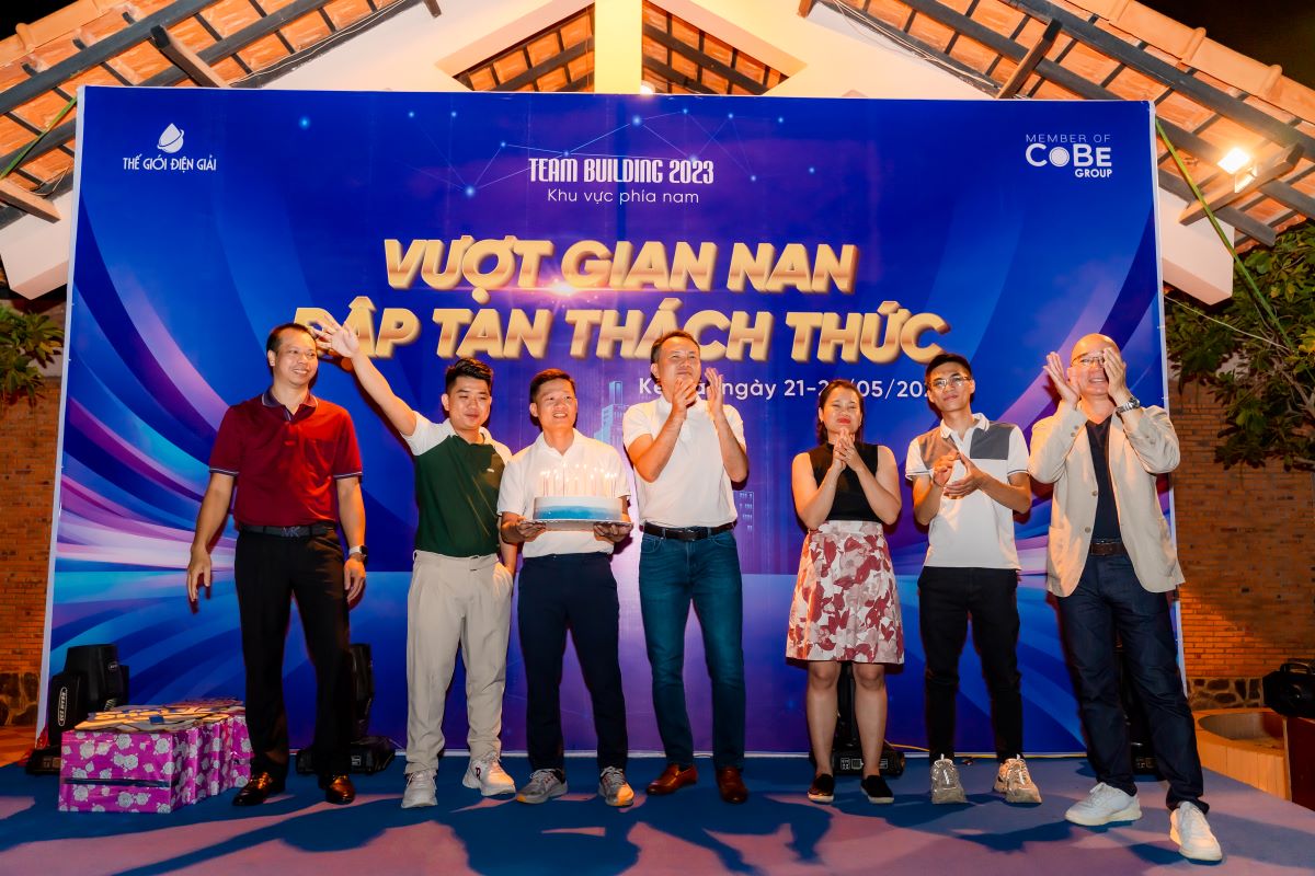 Tat-ca-thanh-vien-the-gioi-dien-giai-tu-hop-tai-dem-tiec-gala-dinner