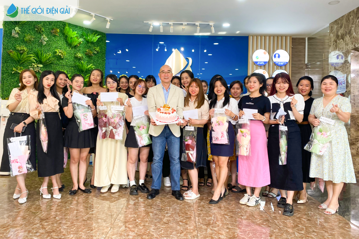 Phái đẹp của Thế Giới Điện Giải được gửi trao những món quà cùng những lời chúc thân thương nhân dịp Quốc tế phụ nữ 8/3