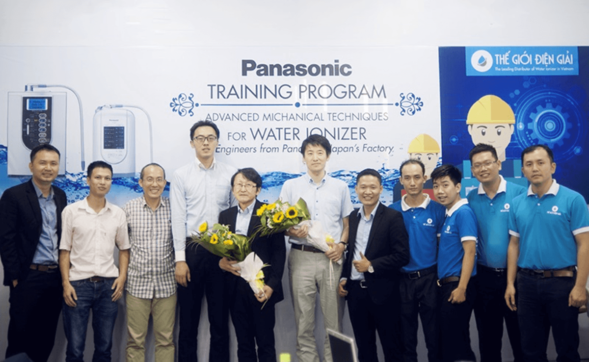 Trung tâm máy lọc nước điện giải ion kiềm Thế Giới Điện Giải được training bởi các kỹ sư Nhật Bản
