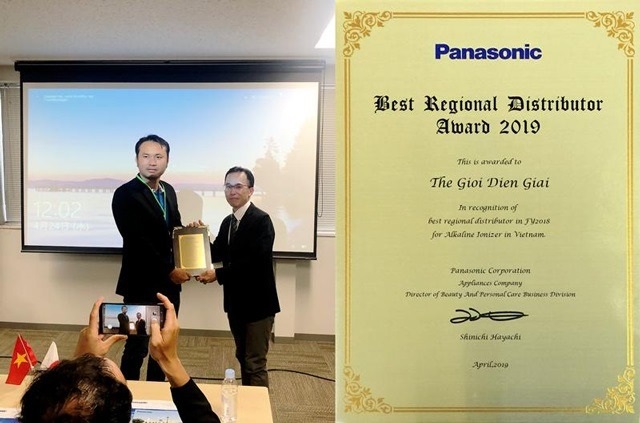 Ông Lê Thành Nhân - CEO Thế Giới Điện Giải (bên trái) nhận giải thưởng Best Regional Distributor Award 2019 từ Tập đoàn Panasonic Nhật Bản