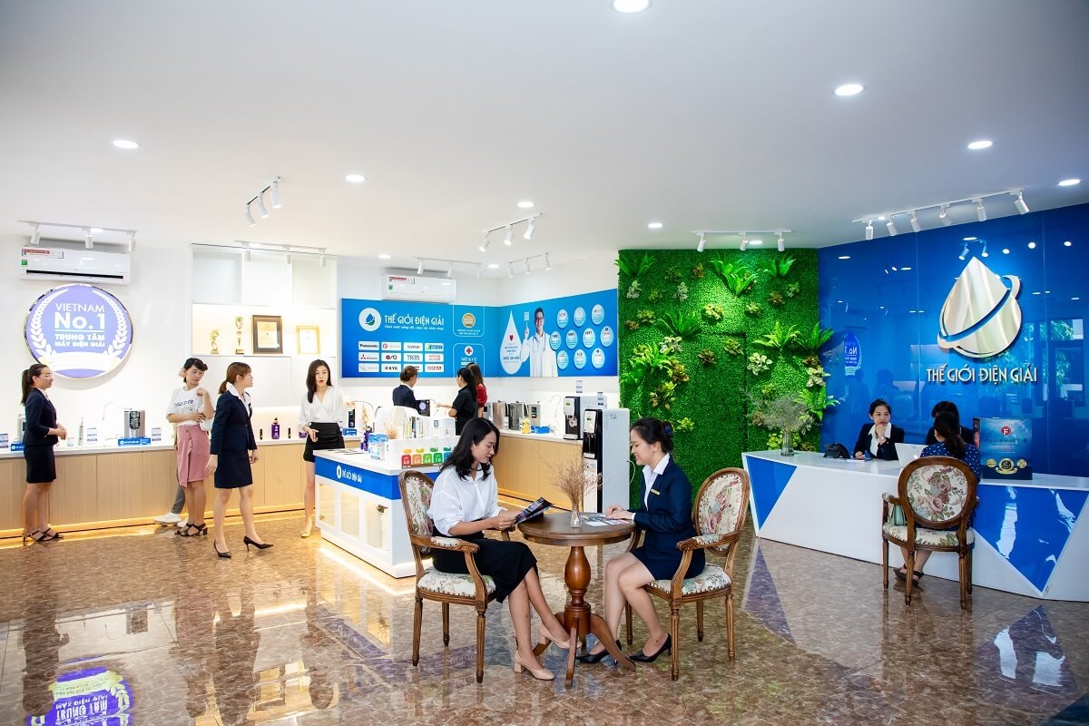 Khách hàng trải nghiệm dịch vụ tại Thế Giới Điện Giải Mega Center