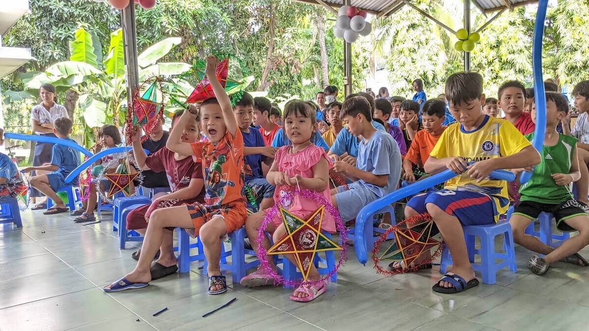 Các em nhỏ tại Làng trẻ em SOS Tp. HCM cười vui vẻ rạng ngời