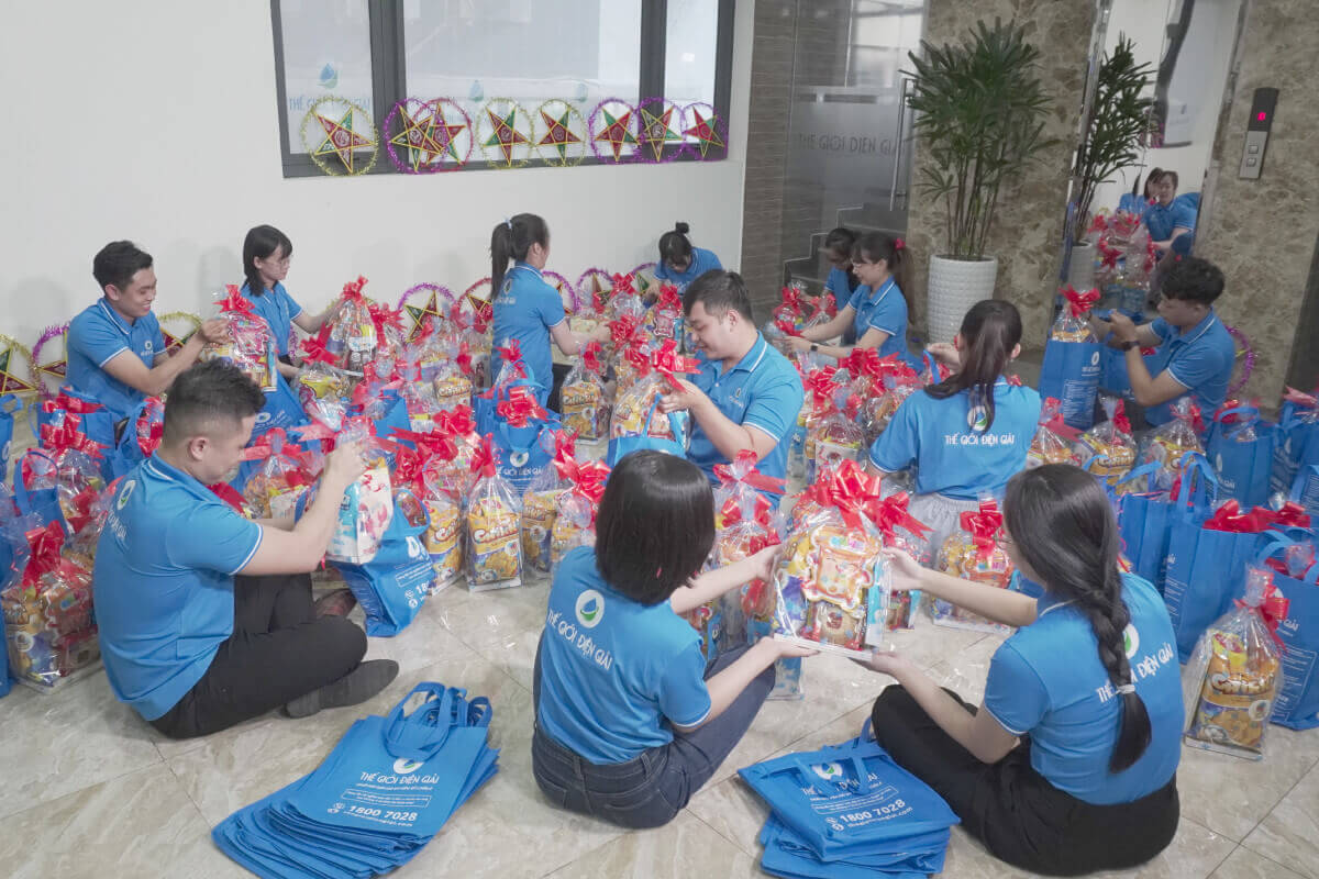 Cán bộ, công nhân viên tập đoàn Thế Giới Điện Giải gói quà cho chương trình "Trung thu cho em"
