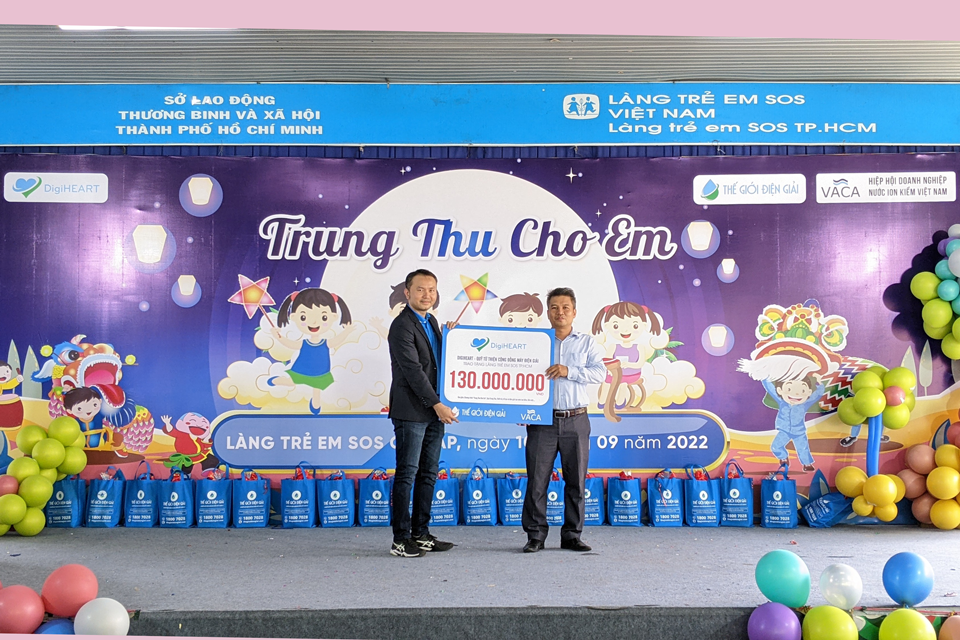 Quý DigiHeart trao tặng tiền tại làng trẻ em SOS