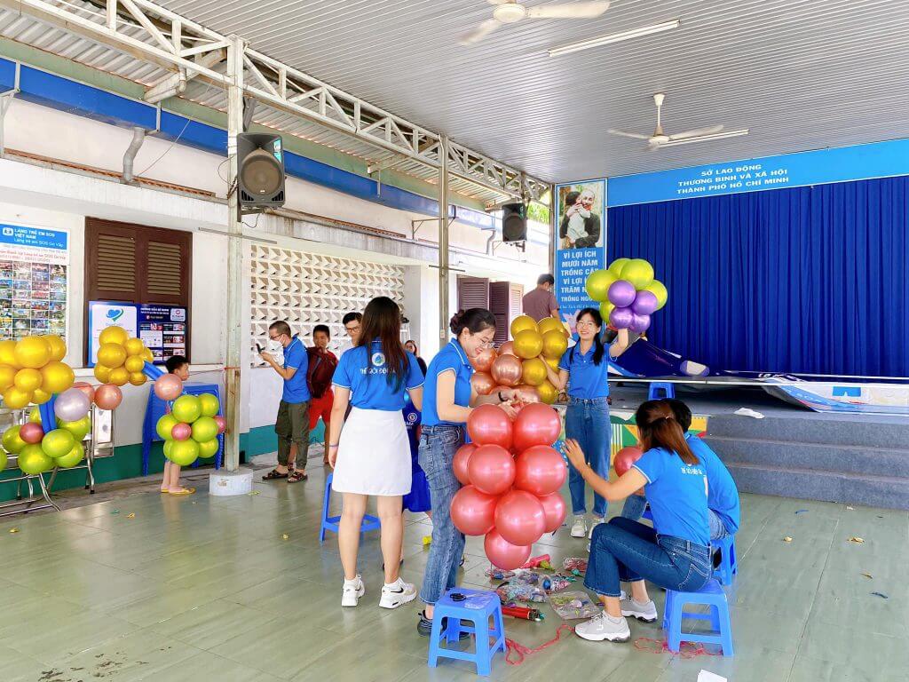 Tình nguyện viên quỹ DigiHeart trang trí sân khấu tại Làng trẻ em SOS