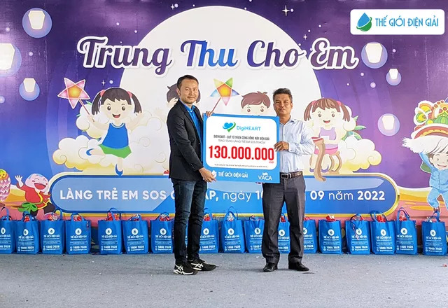 Chủ tịch quỹ DigiHeart trao tặng tiền mặt cho đại diện làng trẻ em SOS