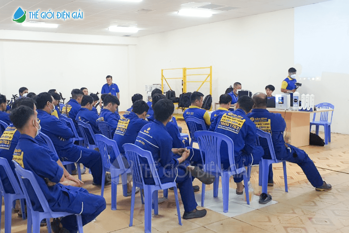 Thế Giới Điện Giải đào tạo lắp đặt máy lọc nước điện giải ion kiềm cho Điện Máy Xanh