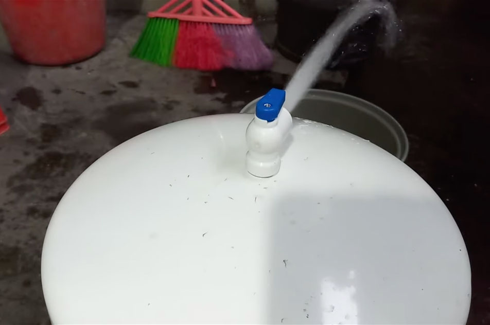 Nước trong bình áp chảy ra ngoài