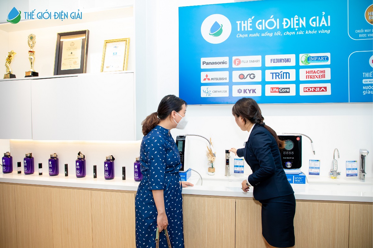 Khách hàng dùng thử nước iON kiềm tại showroom Thế Giới Điện Giải