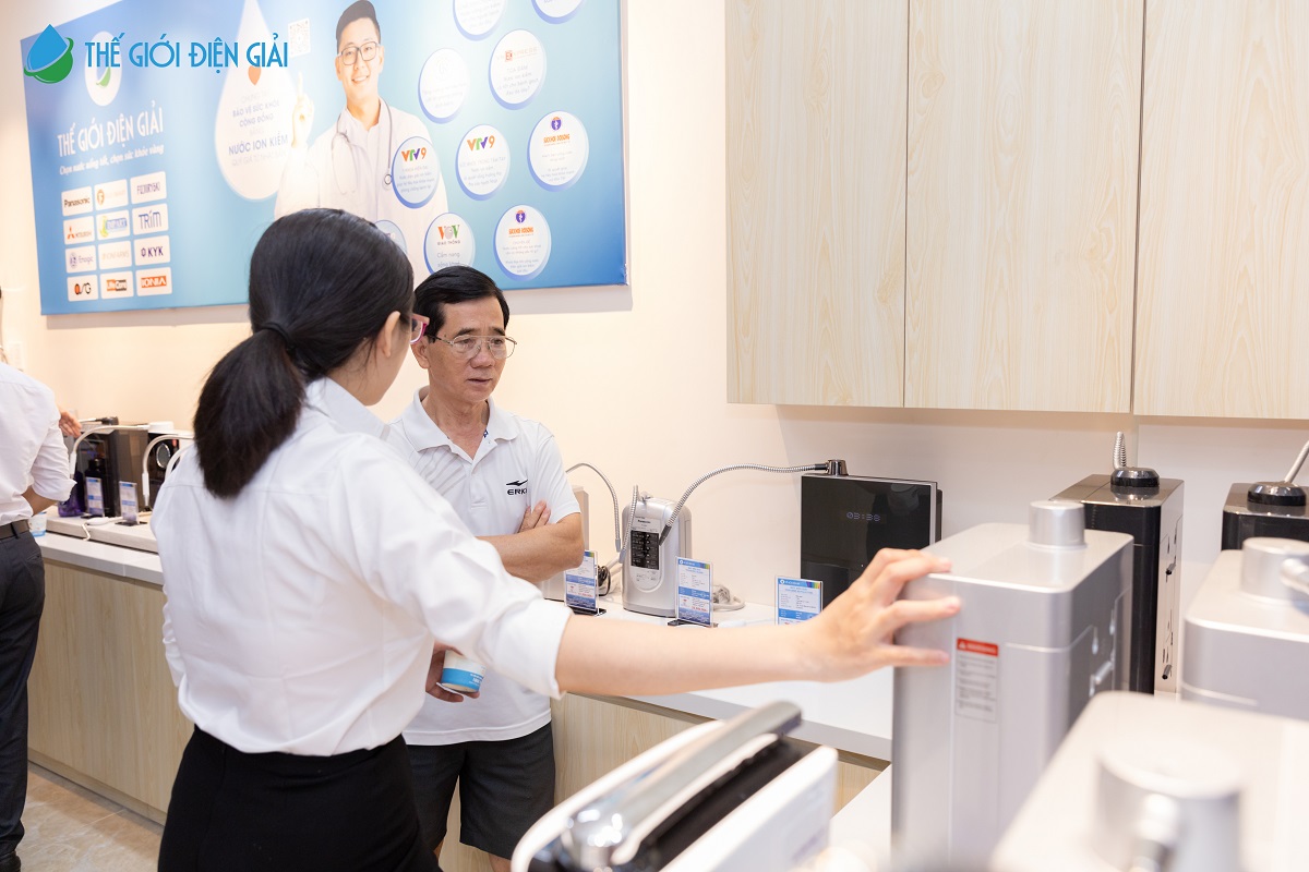 Khách hàng dùng thử nước iON kiềm tại showroom Thế Giới Điện Giải