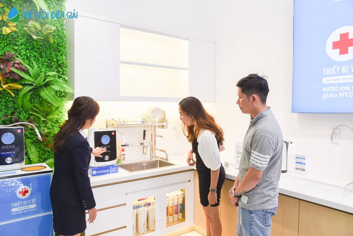 Khách hàng dùng thử nước iON kiềm tại showroom Thế Giới Điện Giải