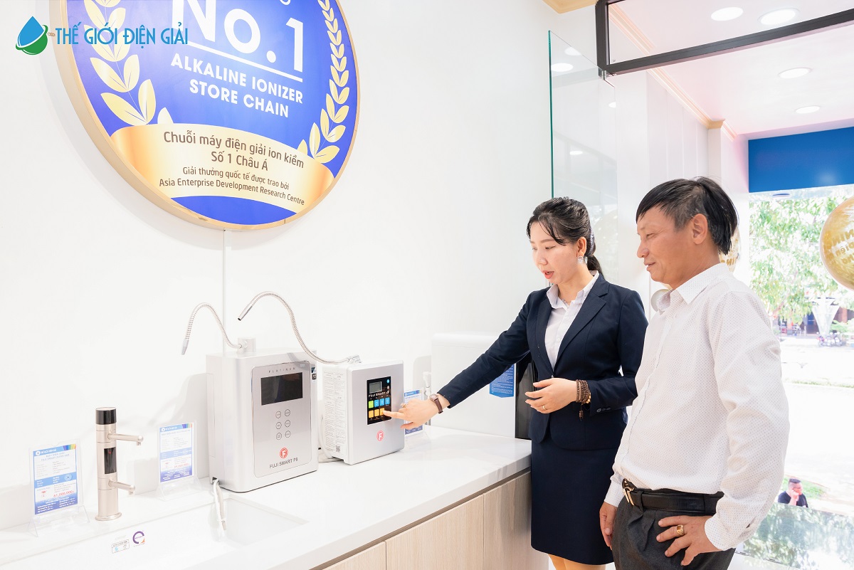 Khách hàng dùng thử nước iON kiềm tại showroom Thế Giới Điện Giải