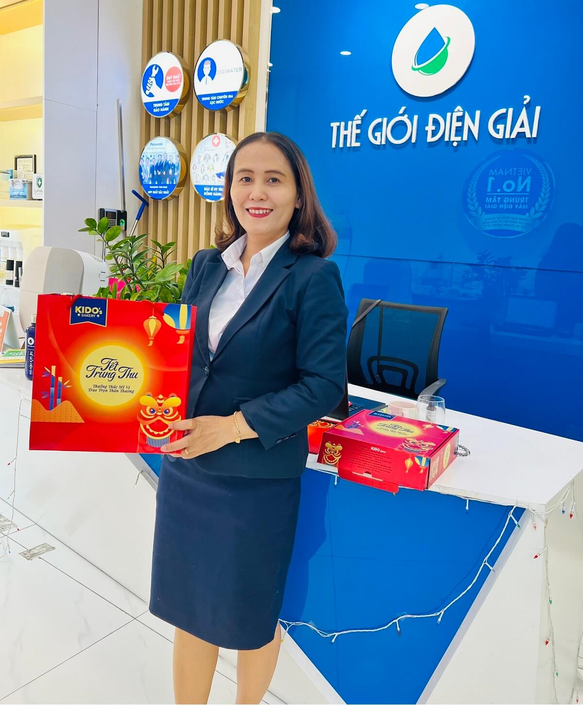 Nụ cười hạnh phúc của chị Kim Thanh khi nhận quà trung thu