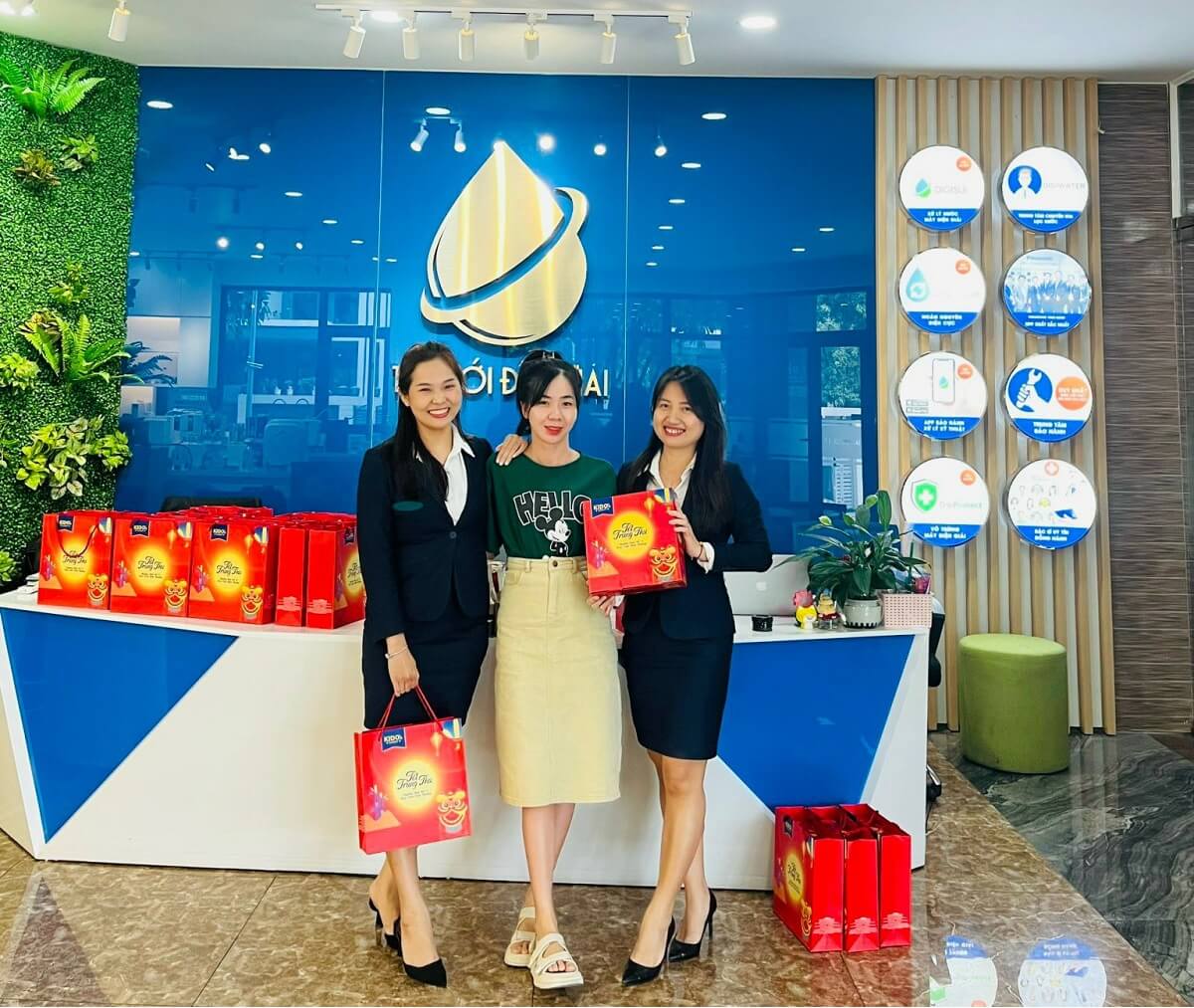 Nhân viên tại showroom Thủ Đức đón trung thu 2023