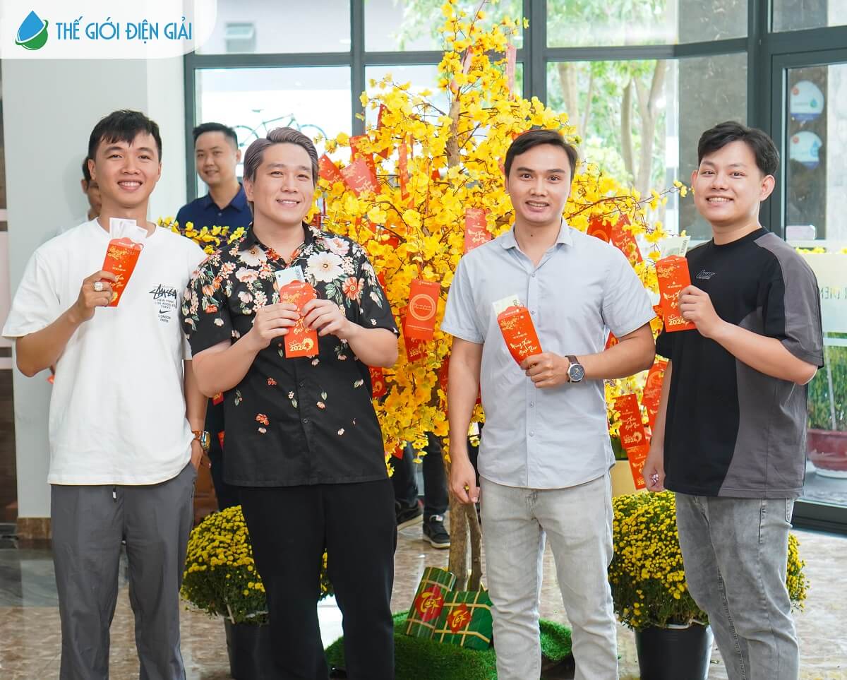 Đại diện các phòng ban gửi lời chúc mừng năm mới đến Ban Giám Đốc và tập thể CBNV
