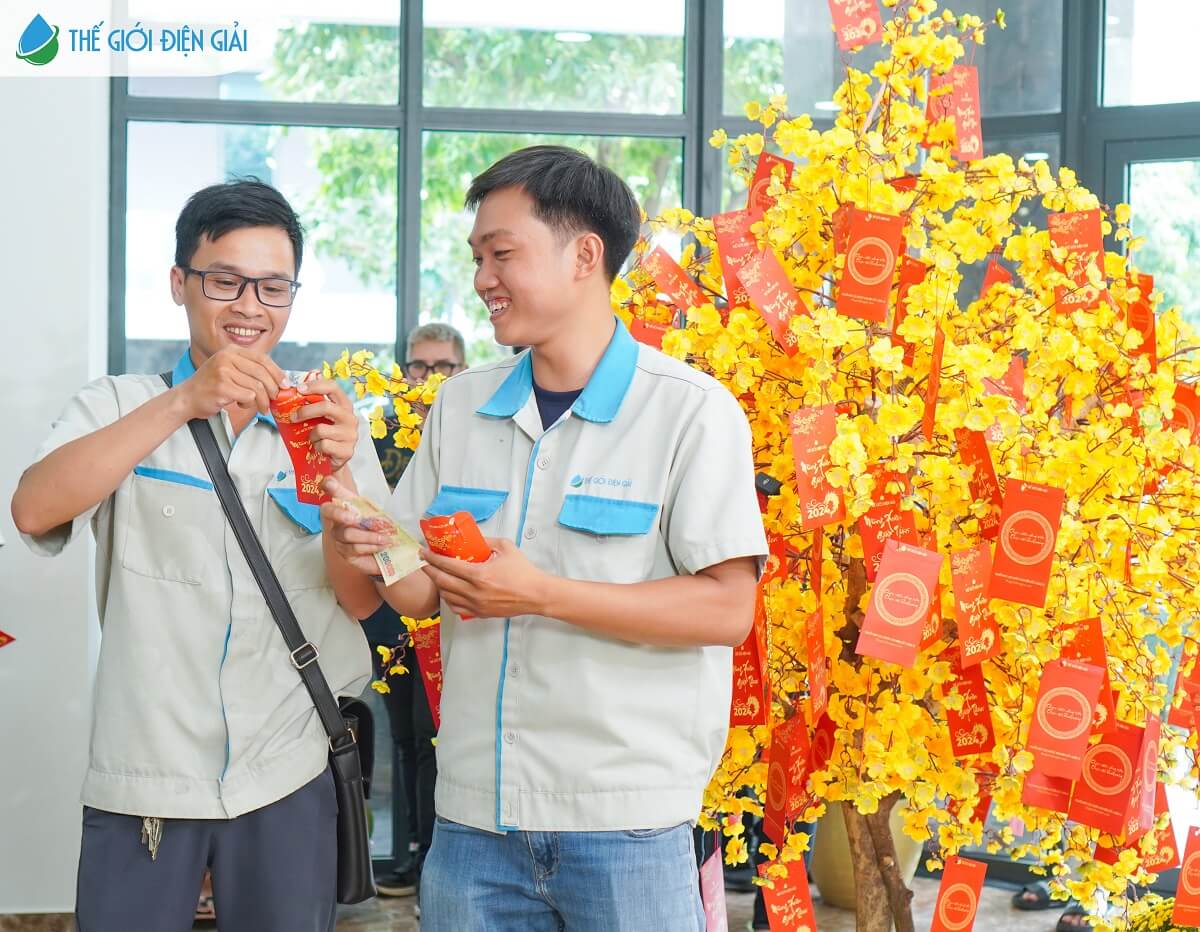 Thế Giới Điện Giải tổ chức chương trình tân niên