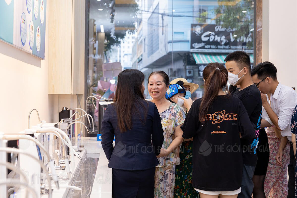 Khách hàng tham quan Thế Giới Điện Giải Experience Center ngày khai trương