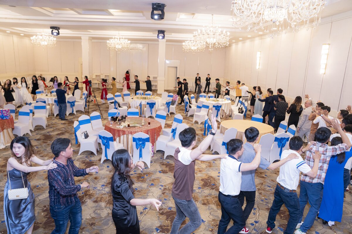 Các nhân viên nối nhau xếp thành hình tròn lớn 
