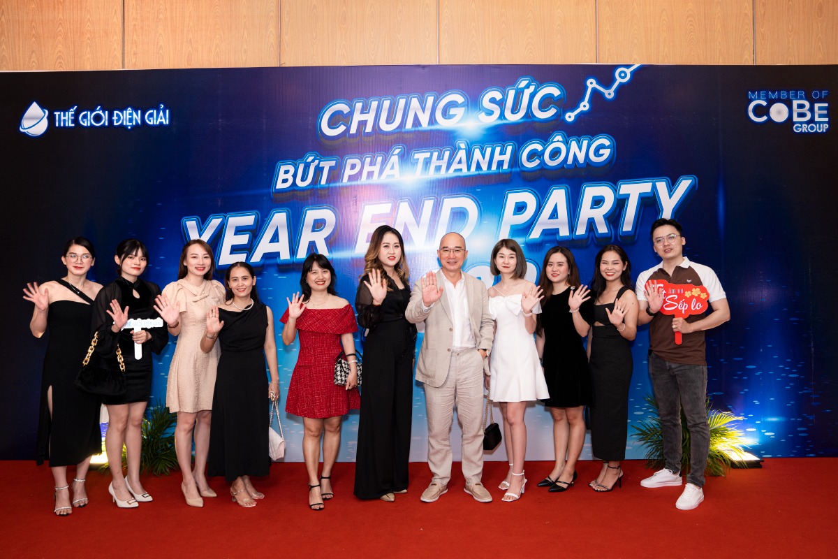Tư vấn viên Thế Giới Điện Giải chụp hình trước backdrop 