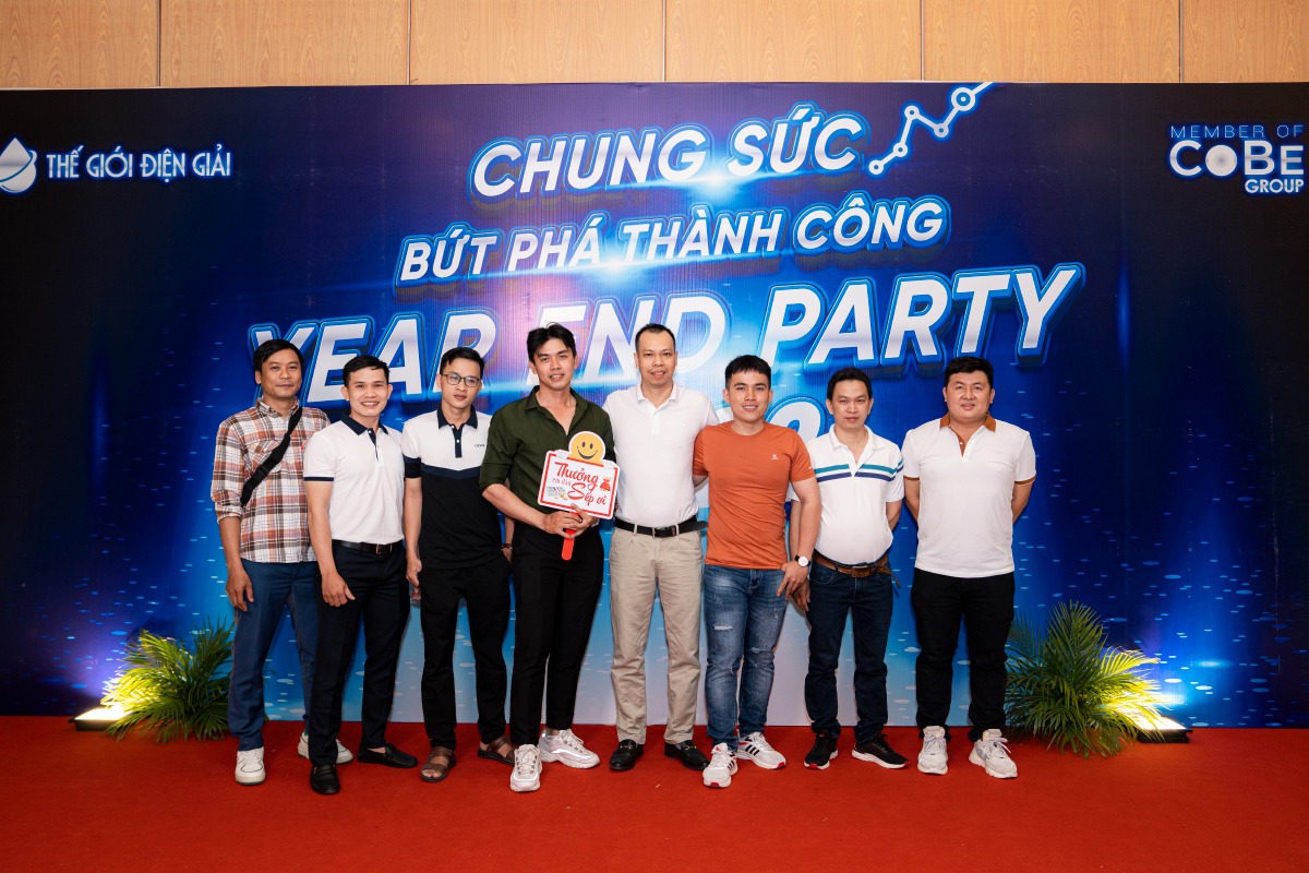 Đôi ngũ kỹ thuật viên chụp hình trước backdrop 
