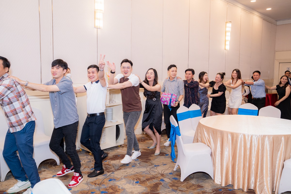 Mọi người cùng đặt tay lên vai nhau nối thành vòng tròn 