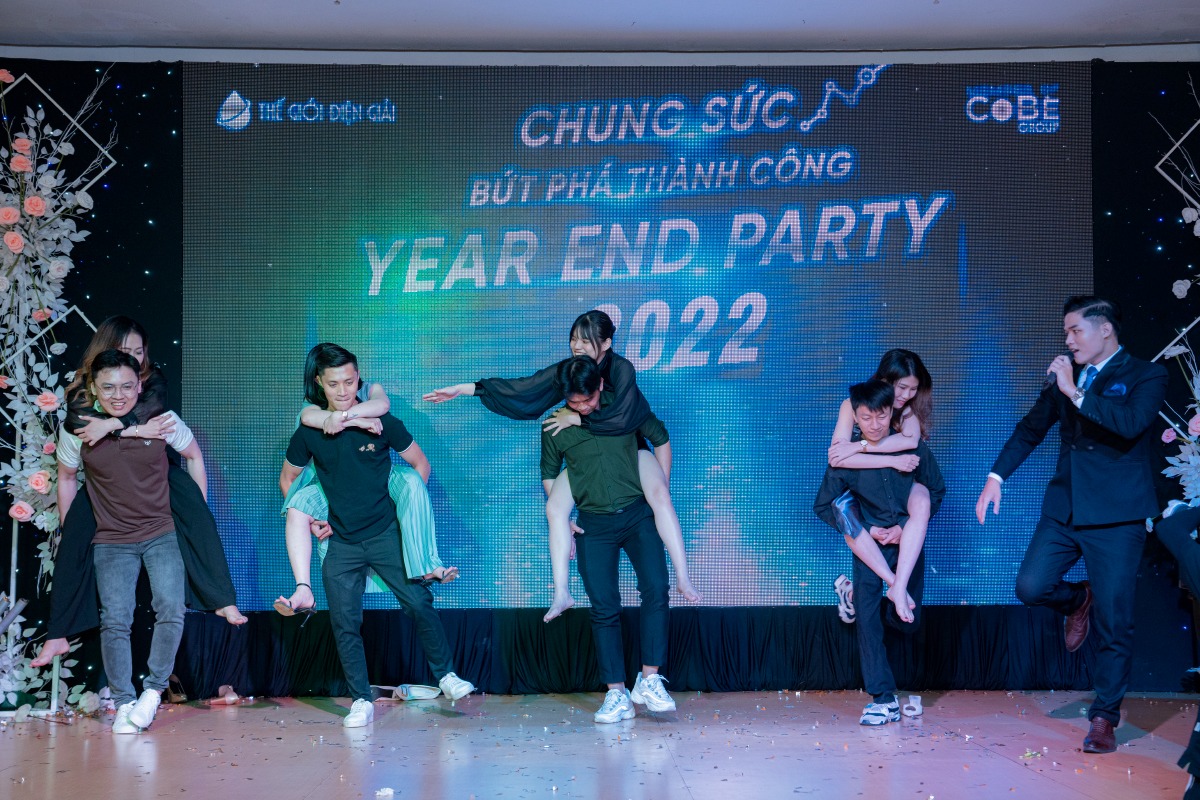 Các thành viên hào hứng chơi game 