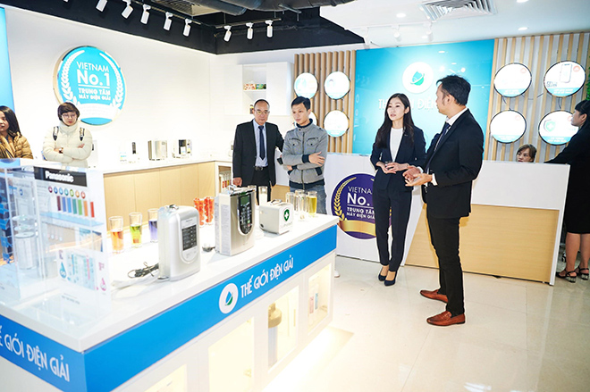 Khách hàng tham quan và trải nghiệm máy lọc nước điện giải ion kiềm