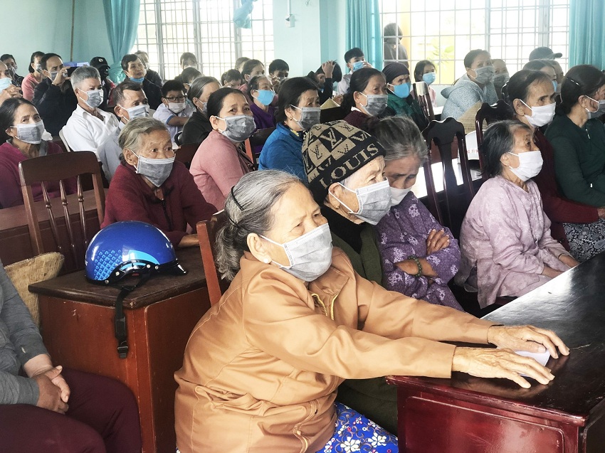 Người dân có hoàn cảnh khó khăn đến nhận quà Tết tại chương trình “Xuân trao yêu thương, Tết tràn hạnh phúc” 