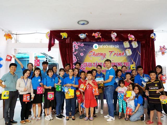 Ông Lê Đức Phú - Đại diện Hiệp hội nước ion kiềm Việt Nam (bìa trái) cùng lãnh đạo và nhân viên TGĐG trao số tiền quyên góp được