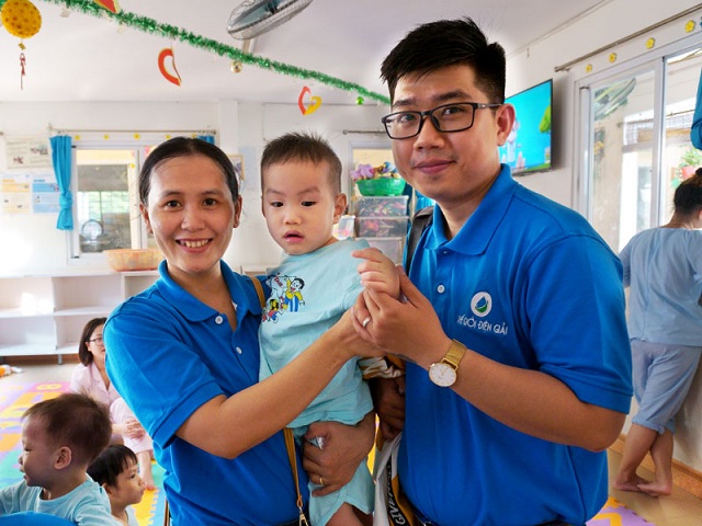 Khoảnh khắc vui vẻ chơi đùa cùng các em