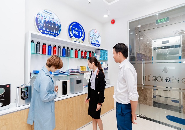 Thế Giới Điện Giải khai trương showroom máy lọc ion kiềm lớn miền Trung Khách hàng đến showroom Thế Giới Điện Giải miền Trung để tìm hiểu về máy điện giải ion kiềm