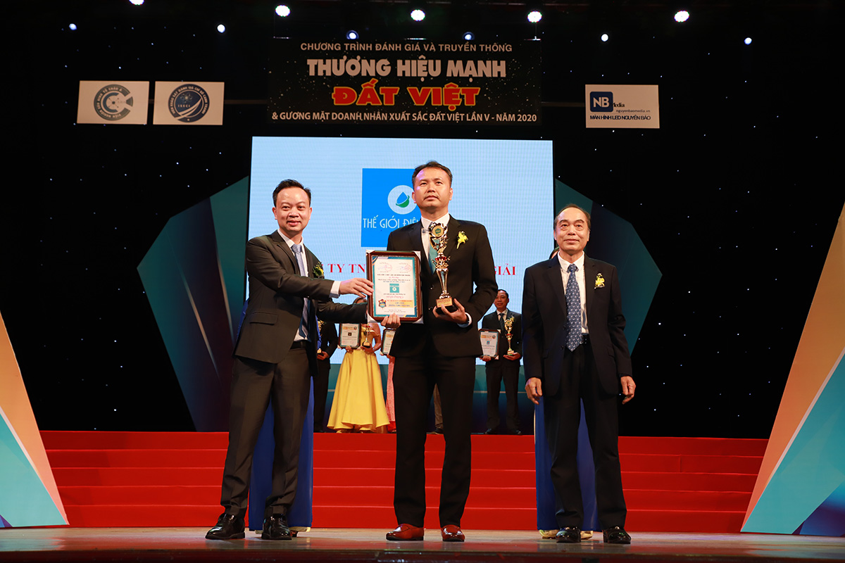 Ông Lê Thành Nhân – CEO Thế Giới Điện Giải (ở giữa) vinh dự đón nhận giải thưởng Top 10 thương hiệu mạnh Đất Việt