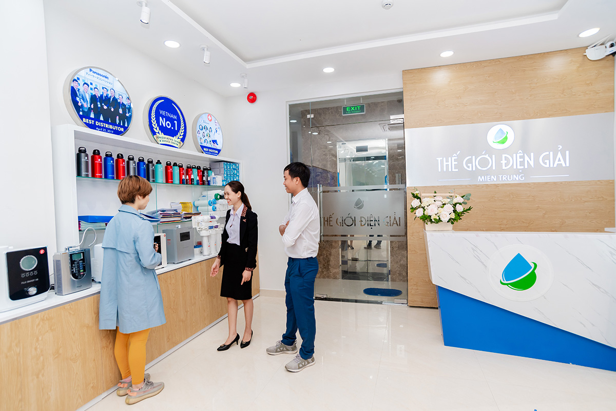 Khách hàng trực tiếp trải nghiệm tại showroom Thế Giới Điện Giải miền Trung, địa chỉ 229 Huỳnh Tấn Phát, Quận Hải Châu, Thành phố Đà Nẵng.