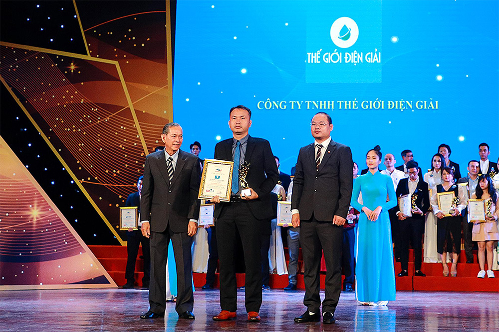 Đại diện Thế Giới Điện Giải – ông Lê Thành Nhân, CEO công ty (đứng ở giữa) vinh dự được nhận giải thưởng danh giá này.